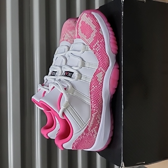 WOMENS AIR JORDAN 11 RETRO LOW 'PINK SNAKESKIN' - Picture 3 of 11